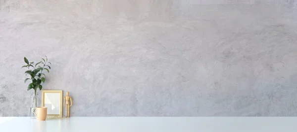 Boş çerçeve, saksı bitkisi ve beyaz masada kahve fincanı. Boşluğu kopyala.