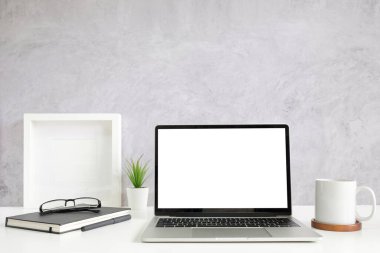 Boş ekran, kahve fincanı, ahşap masadaki not defteri olan bilgisayar görüntüsünü kapat.