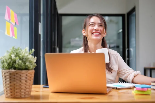 Χαρούμενη Γυναίκα Που Κάθεται Στο Γραφείο Και Εργάζεται Φορητό Υπολογιστή — Φωτογραφία Αρχείου