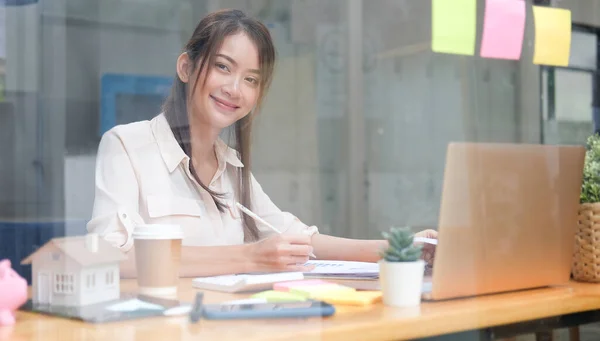 Modern Ofiste Oturan Kameraya Gülümseyen Güzel Bir Kadını — Stok fotoğraf