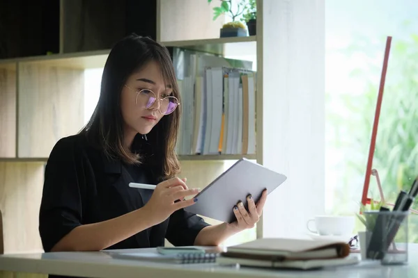 職場でデジタルタブレットを扱う若い女性起業家 — ストック写真