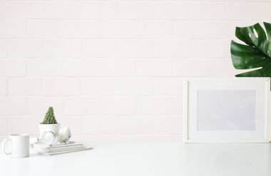 Model çalışma masası ve uzay kitapları, bitki ve kahve beyaz masa üzerinde kopyalama