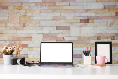 Çalışma masası ve dizüstü bilgisayar. Boşluğu ve boş ekranı kopyala. İş görüntüsü, boş ekran dizüstü bilgisayar ve malzemeler.