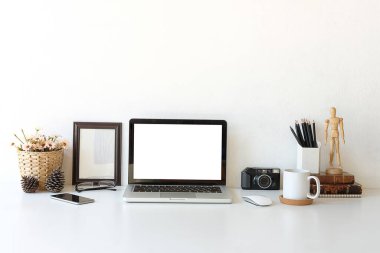 Çalışma masası ve dizüstü bilgisayar. Boşluğu ve boş ekranı kopyala. İş görüntüsü, boş ekran dizüstü bilgisayar ve malzemeler.