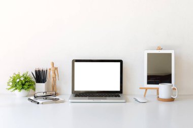 Çalışma masası ve dizüstü bilgisayar. Boşluğu ve boş ekranı kopyala. İş görüntüsü, boş ekran dizüstü bilgisayar ve malzemeler.
