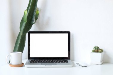 Çalışma masası ve dizüstü bilgisayar. Boşluğu ve boş ekranı kopyala. İş görüntüsü, boş ekran dizüstü bilgisayar ve malzemeler.