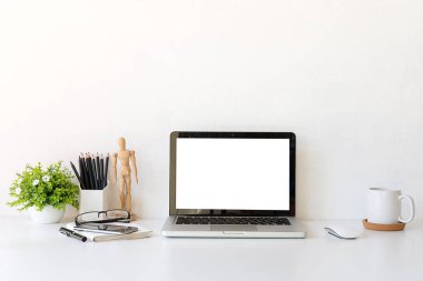 Çalışma masası ve dizüstü bilgisayar. Boşluğu ve boş ekranı kopyala. İş görüntüsü, boş ekran dizüstü bilgisayar ve malzemeler.