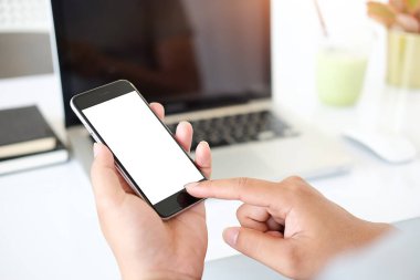 Metin mesajınız veya bilgi içeriğiniz için boş ekranlı akıllı telefonu tutan erkek eli görüntüsü, şehir ortamında cep telefonundan mesaj okuyan kadın görüntüsü. 