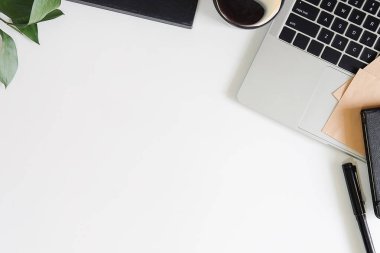 Not defteri, dizüstü bilgisayar ve kahve fincanı fare notlu üst görünüm ofis malzemeleri. Boş ekran cep telefonu ve beyaz masa çalışma alanı üzerindeki malzemeler ve kopyalama alanı..