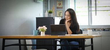 Belgeler ve dizüstü bilgisayarlarla çalışmak Danışmanlık ve iş planlaması.