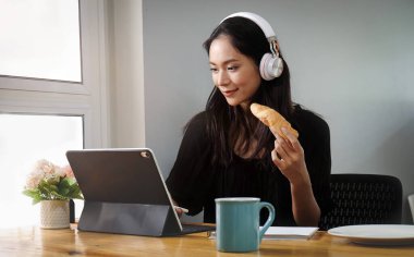 Belgeler ve dizüstü bilgisayarlarla çalışmak Danışmanlık ve iş planlaması.