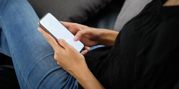 Oříznutý Záběr Ženských Rukou Držících Chytrý Telefon Prázdnou Obrazovkou Kopírovacího — Stock fotografie