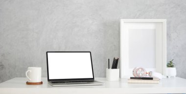 Bilgisayar dizüstü bilgisayarı, kahve fincanı, kulaklık ve kalem tutacağı olan modern işyeri