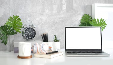 Bilgisayarlı ofis masası, kahve fincanı, kulaklık ve boş fotoğraf çerçevesi..