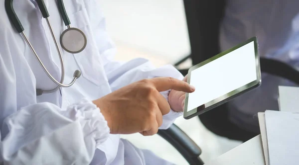 Colpo Ritagliato Medico Utilizzando Tablet Digitale Mentre Seduto Studio Medico — Foto Stock