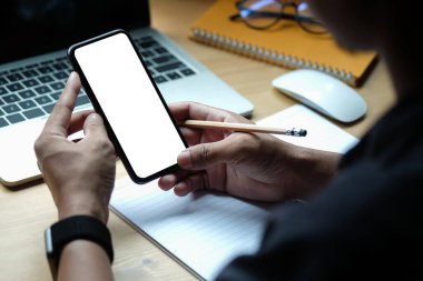 Görüntüyü kapat. Akıllı telefonu boş ekranla tutan adam..