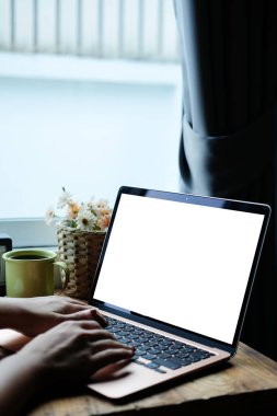 Dizüstü bilgisayarda yazan adamı kapat.