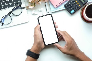 Erkek eli boş ekranla akıllı telefon taklidi yapıyor. Görünümün üstünde.