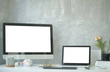 Bilgisayar laptopunu, kitapları, kahve fincanını ve çimento duvarlı beyaz masa bitkisini taklit et..