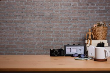 Retro kamera, kalem tutacağı, kahve fincanı ve ahşap duvarlı akıllı telefon..