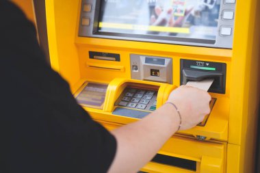 ATM 'den para çekmek için kredi kartı kullanan adamı kapat