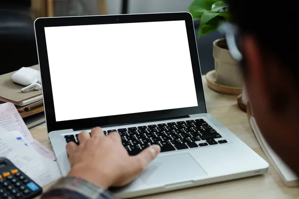 Nahaufnahme Junger Mann Mit Laptop Computer Und Zählen Von Steuern — Stockfoto