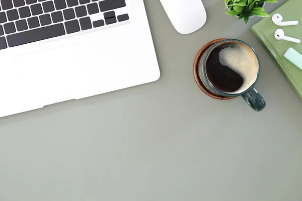 Computer Laptop Kaffeetasse Zimmerpflanze Und Notizbuch Auf Grauem Hintergrund — Stockfoto