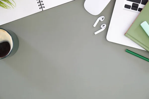 Computer Laptop Kaffeetasse Kopfhörer Und Notizbuch Auf Grauem Hintergrund — Stockfoto