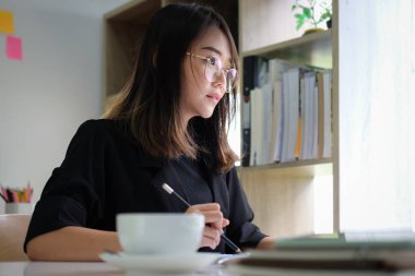 İş kadını bilgisayardaki iş verilerini analiz ediyor.