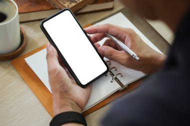 Görüntüyü kapat, elinde beyaz ekran ile akıllı telefonu taklit et..