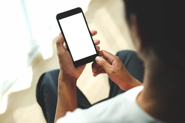 Ung Man Sitter Vardagsrummet Och Använder Smart Telefon — Stockfoto