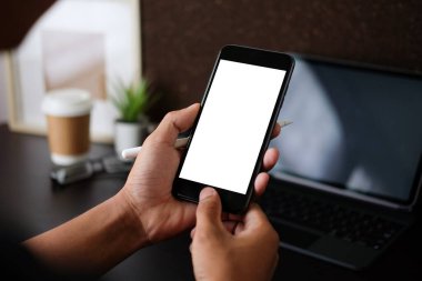 Yakından bakan adam cep telefonunun taklidini yapıyor. Reklam metniniz için boş ekran.