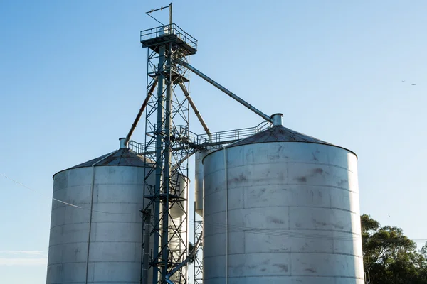 Grain store set against a blue sky — Stock Photo, Image