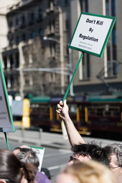 Pro E-Cig demonstranti se shromáždí mimo parlament house Melbourn — Stock fotografie