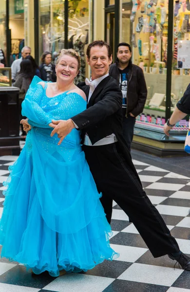 Couple dancing in an Arcade — Stock Photo, Image