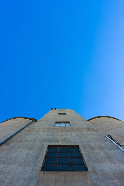 Silos su Blue Sky 3 — Foto Stock