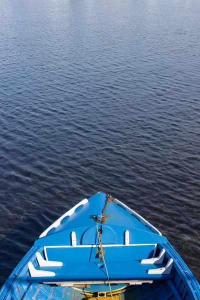 Pequeno barco de madeira azul — Fotografia de Stock