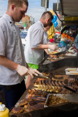 Sokak satıcıları bir Barbekü yemek