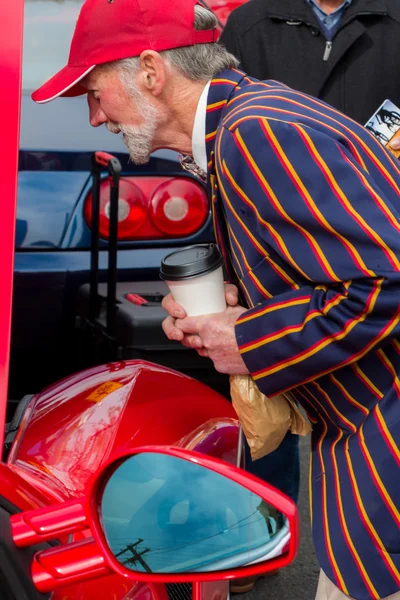 Viejo Admirando una Sportscar Italiana — Foto de Stock