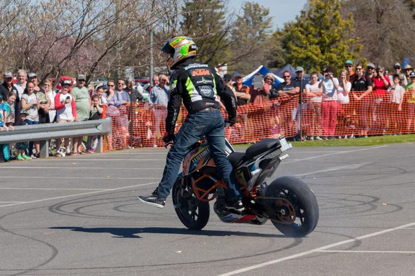 Motociclista acrobacia — Fotografia de Stock