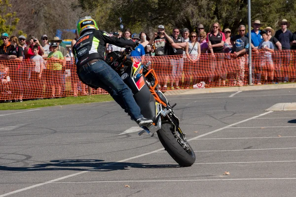 Akrobacje motocyklista - Wheelie — Zdjęcie stockowe