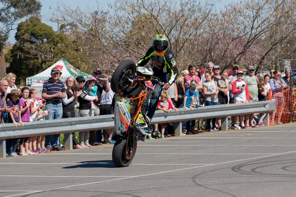 Akrobacje motocyklista - Wheelie — Zdjęcie stockowe