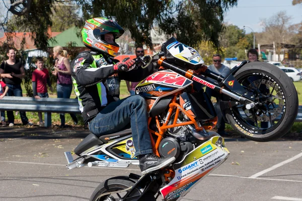 Akrobacje motocyklista - Wheelie — Zdjęcie stockowe