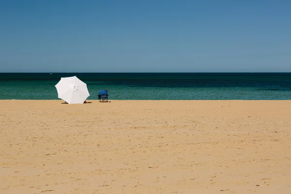 Sonnenschirm und Liegestuhl am mordialloc beach, melbourne — Stockfoto