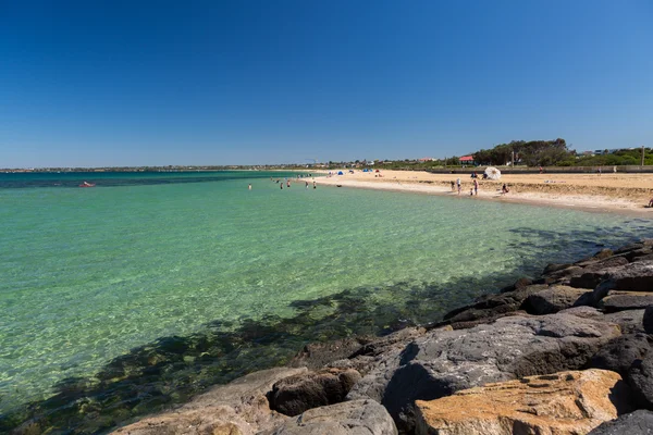 Melbourne playas con rocas en primer plano — Foto de Stock