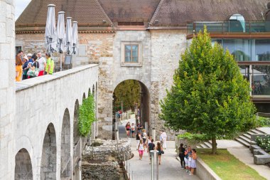 Ljubljana, Slovenya - 15 Ağustos 2018: Kemerli panoramik terasın yanındaki Ljubljana Kalesi 'nin iç avlusundan girişi