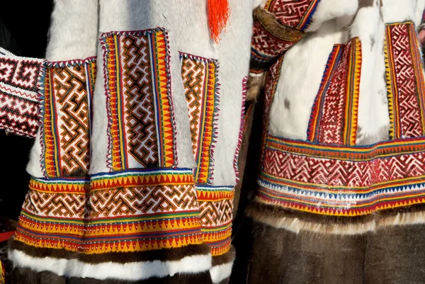 Ornament på kvinnor kläder infödda siberian människor — Stockfoto