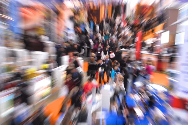 Multidão na feira de negócios — Fotografia de Stock