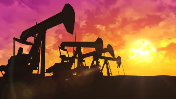 Σιλουέτες εργασίας αντλιών πετρελαίου στο ηλιοβασίλεμα — Αρχείο Βίντεο