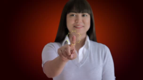 Mulher toca em uma tela virtual — Vídeo de Stock